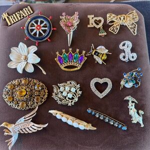 Lot of 16 brooches some signed. from grandmas jewelry box